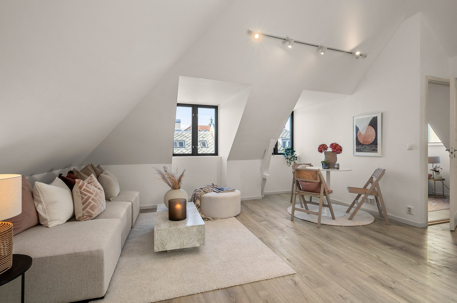 Velkommen til Båhus gate 7A - og denne lekre selveierleiligheten beliggende i et veletablert område på Møllenberg! Galleribilde