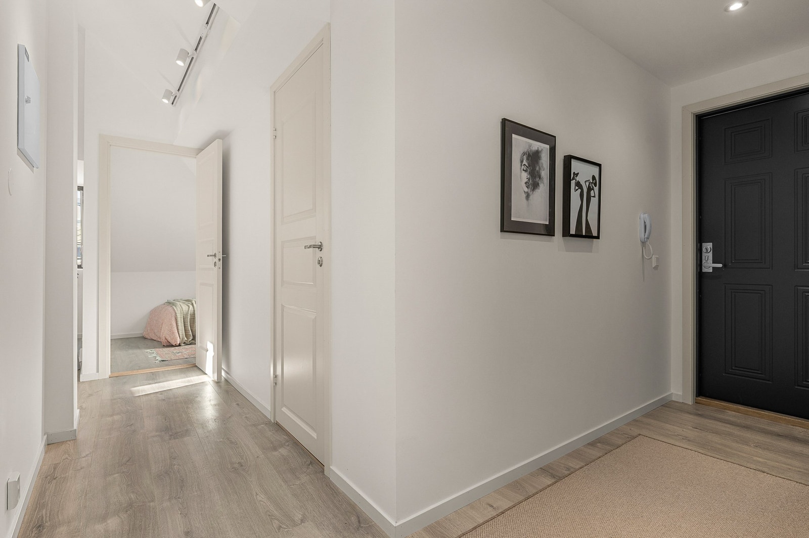 Velkommen inn! Romslig entré med god plass til oppbevaring av yttertøy og sko. Leiligheten disponerer også en bod på 4 kvm med ytterligere lagringsmuligheter i felles kjeller. Galleribilde