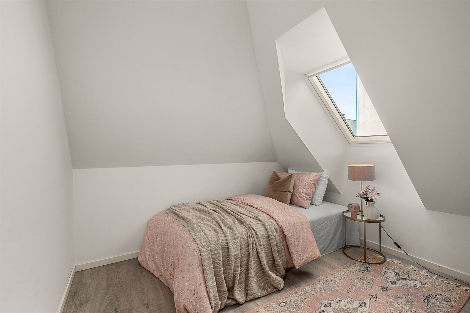 Leiligheten har 4 soverom med god plass til garderobeskap. Dette rommet måler 7,4 kvm. Galleribilde