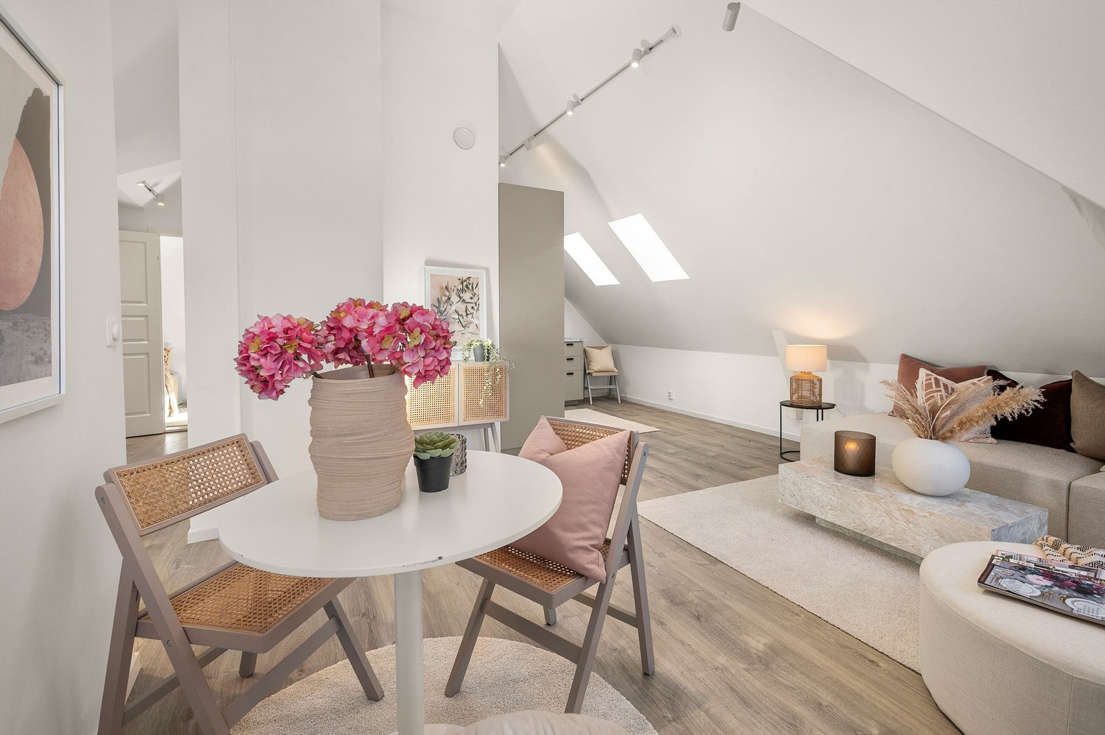 Her har man god plass til å samle familie og venner til hyggelige sammenkomster! Galleribilde