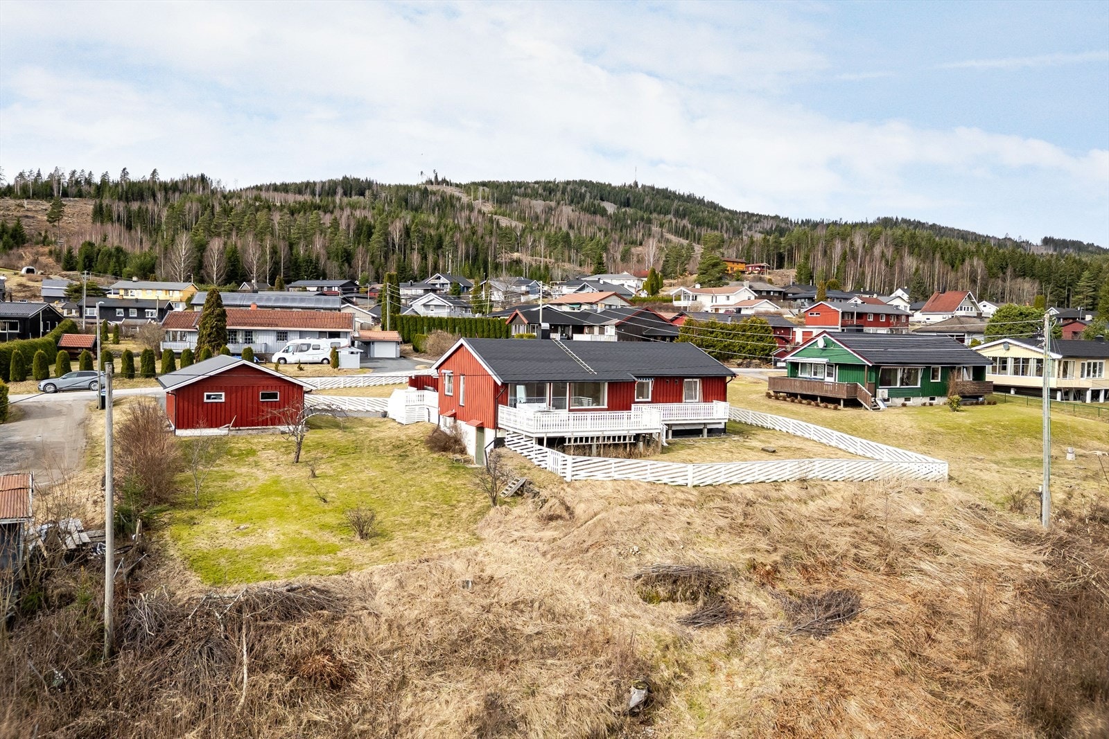 Boligen ligger i et etablert boligområde med kort avstand til Flisa sentrum og fine turområder i Kjølaberget. Galleribilde