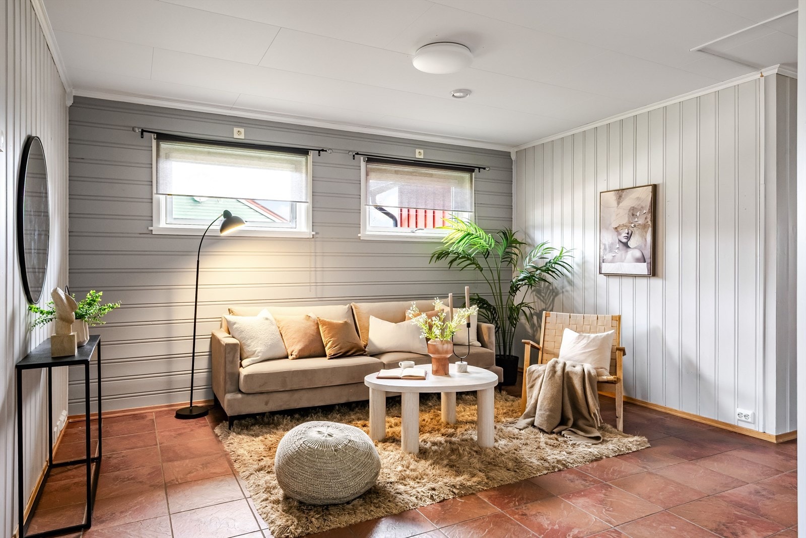 Lysmalt stue ved entréen hvor det er god plass til sofagruppe. Galleribilde