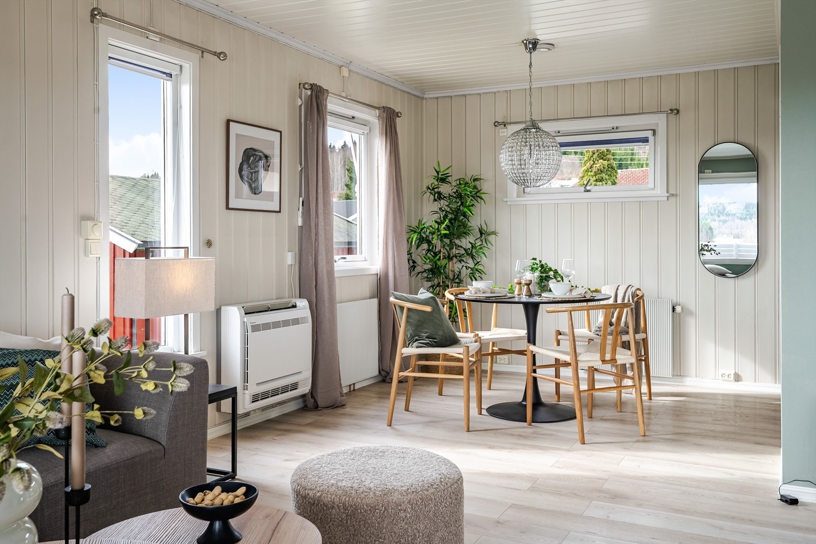 Koselig spiseplass i kroken tilknyttet kjøkkenet. Galleribilde