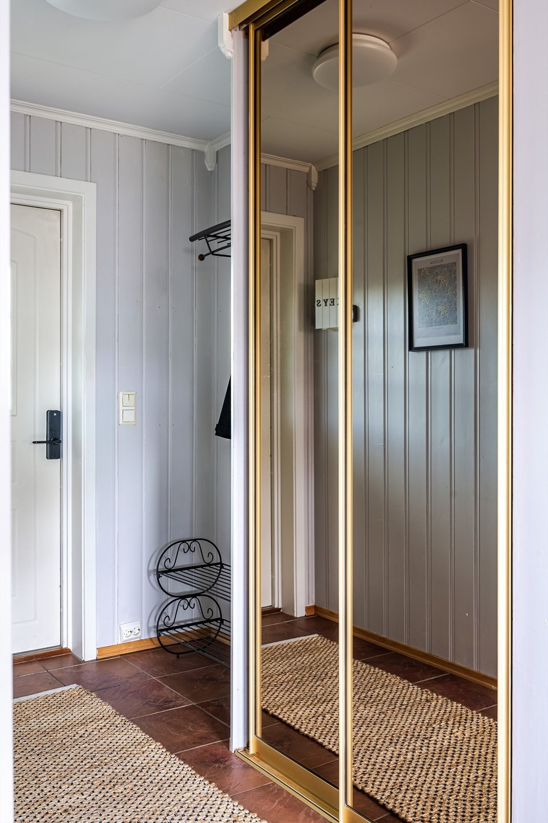 Skyvedørsgarderobe gir effektiv oppbevaring i entréen. Galleribilde