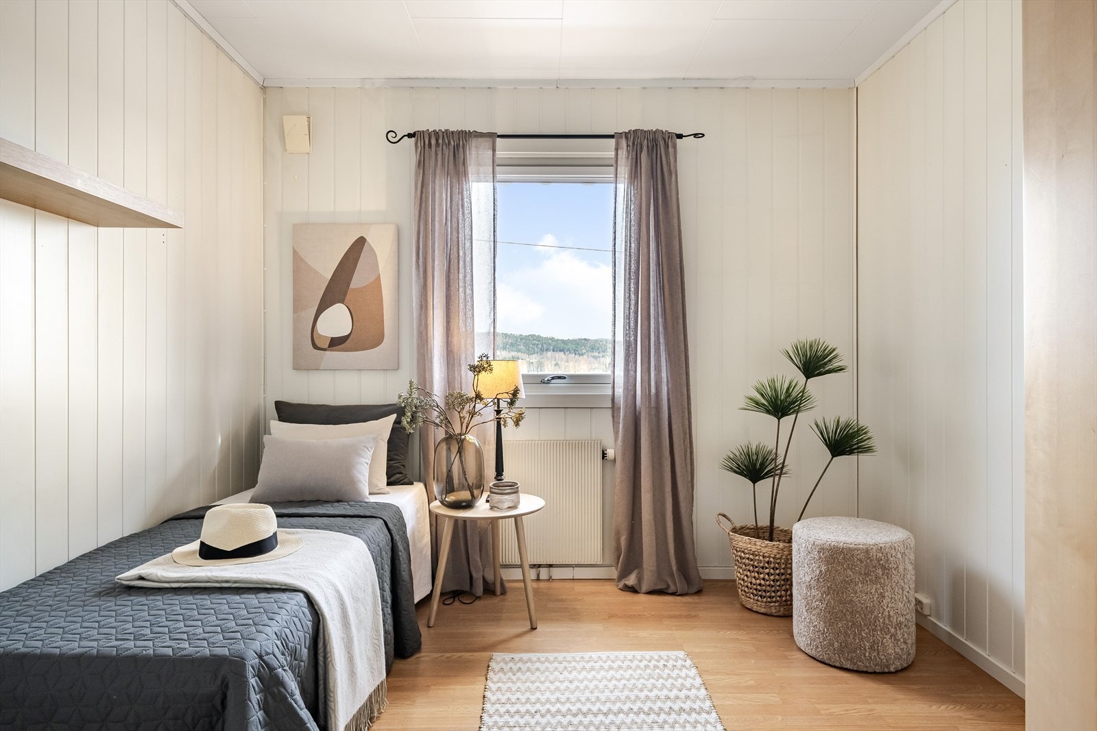 Veggene er kledd med malt trepanel og gulv med laminat. Galleribilde