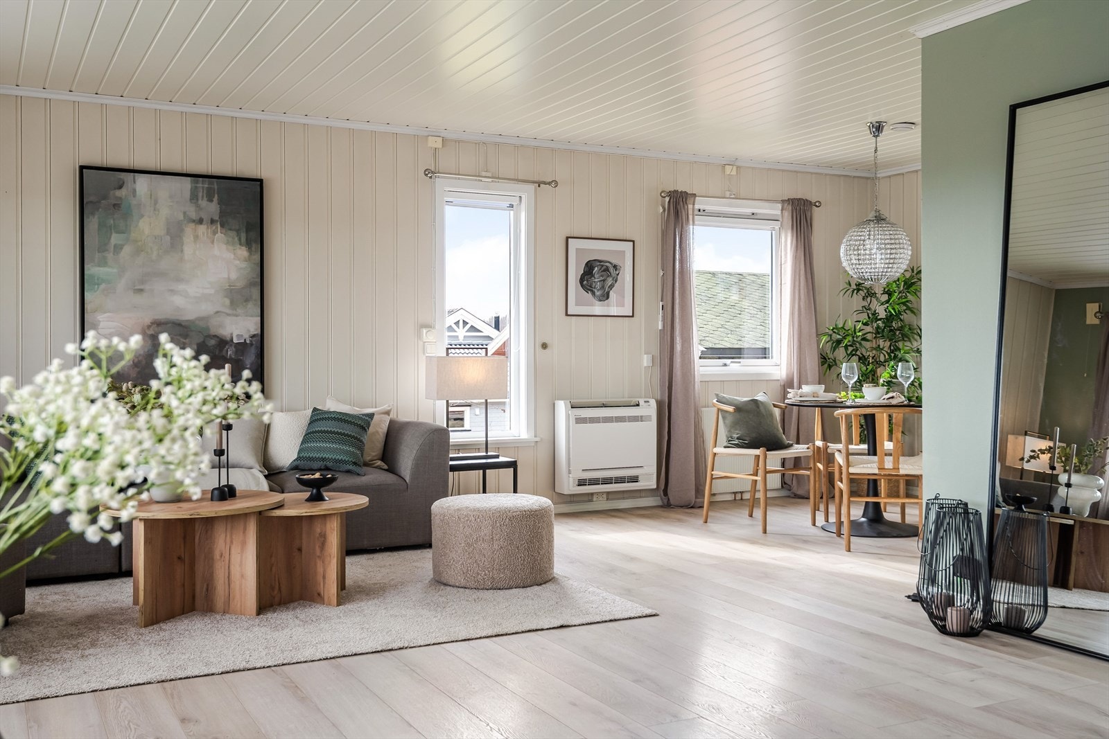 Naturlig og fin romløsning mellom stue og spiseplass. Galleribilde