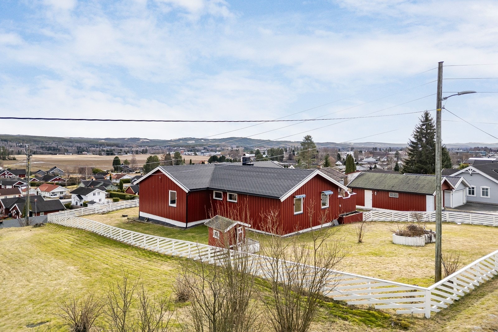 Dobbel garasje med fin plassering på tomta. Galleribilde