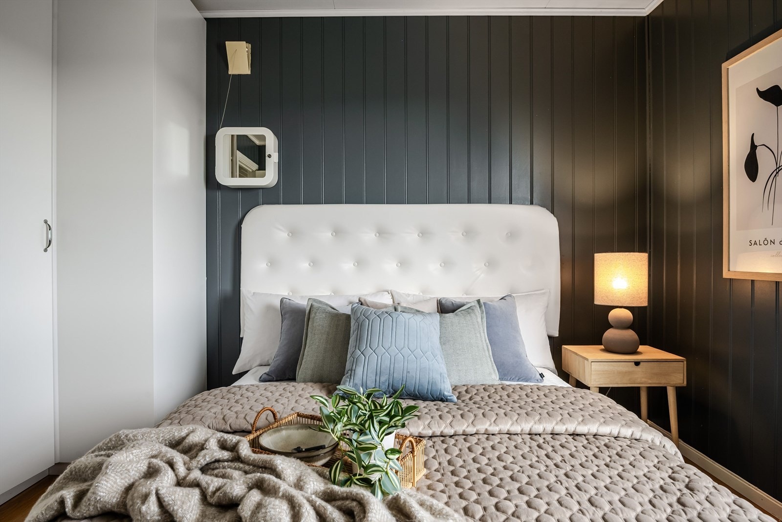 God plass til dobbeltseng med nattbord. Galleribilde