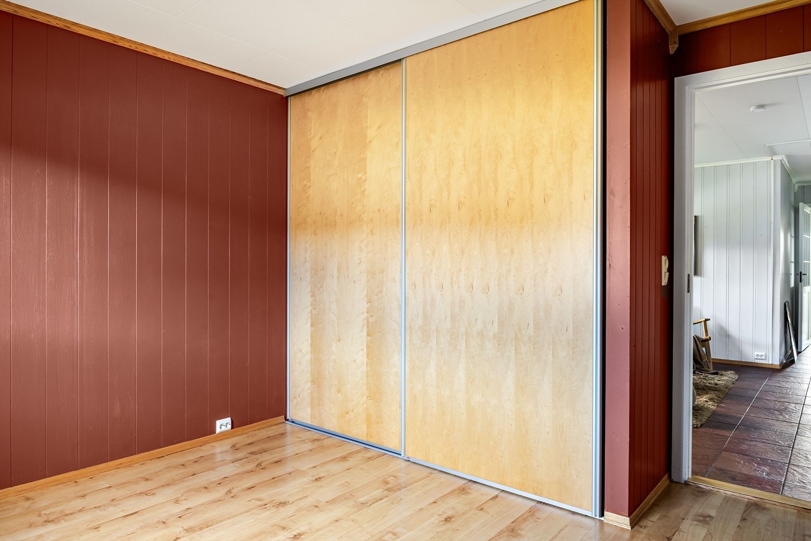 Skyvedørsgarderobe sørger for god oppbevaringsplass for klær og utstyr. Galleribilde