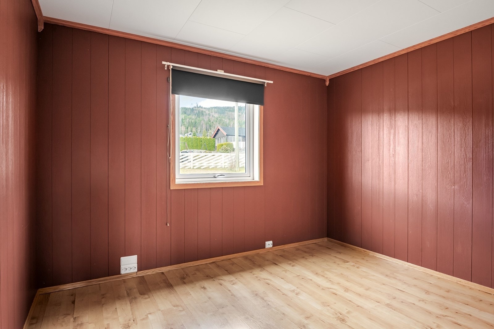 Romslig og møbleringsvennlig soverom. Galleribilde