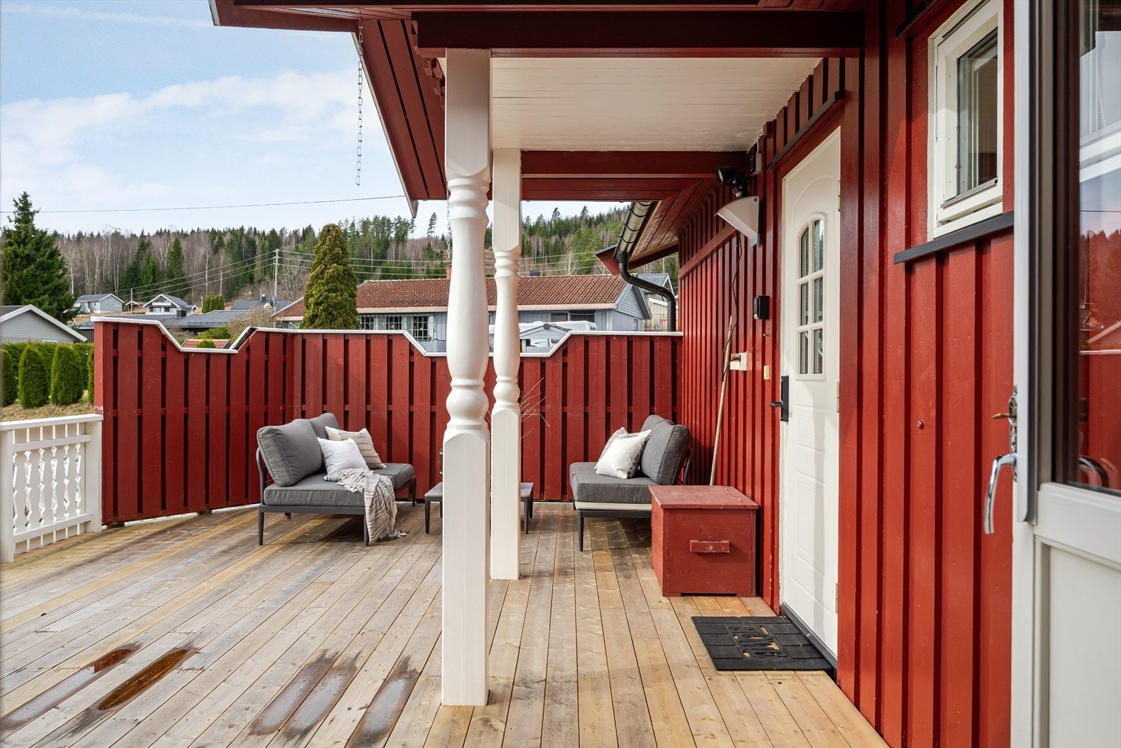 Terrassen ved inngangspartiet har impregnerte terrassebord og beiset rekkverk fra 2025. Galleribilde