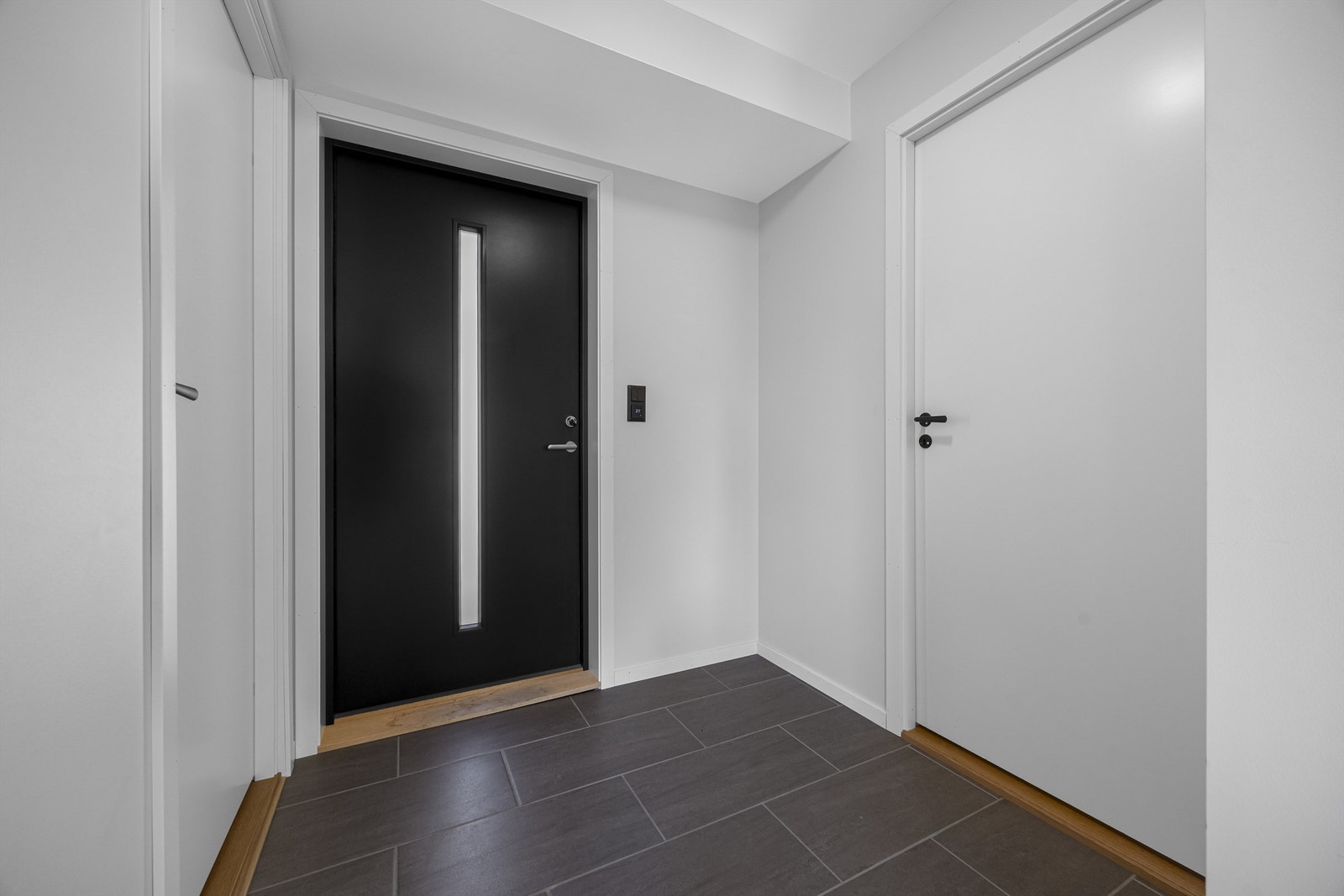 Praktisk entré med tilgang til en innvendig bod på 3 m². Galleribilde
