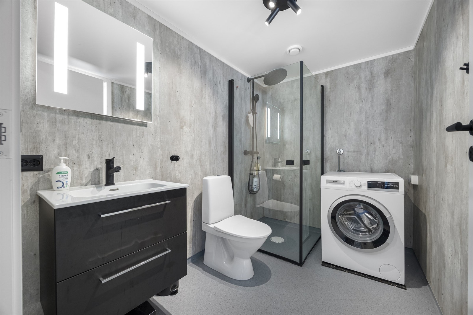 Badet har elektriske varmekabler i gulvet, baderomsplater på veggene og opplegg for vaskemaskin. Galleribilde