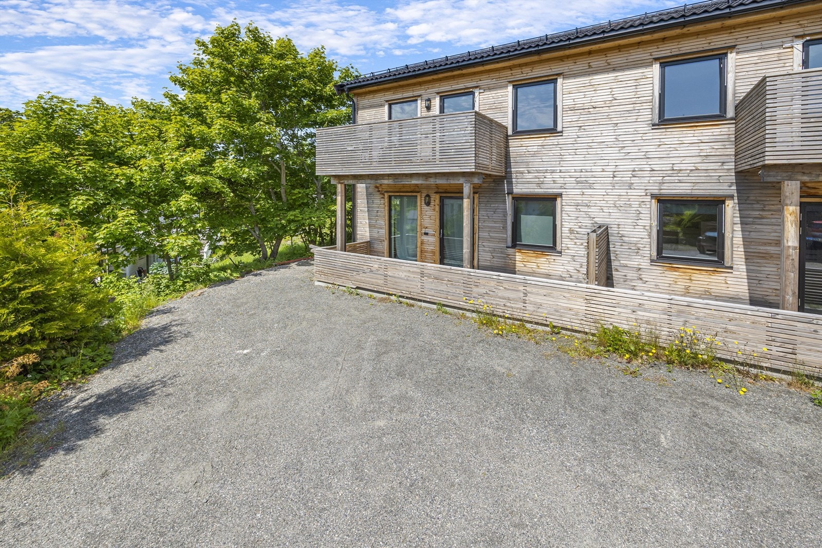 Det er kun fire minutters gange til Rema 1000, og busstopp ligger ca. 100 meter fra eiendommen. Galleribilde