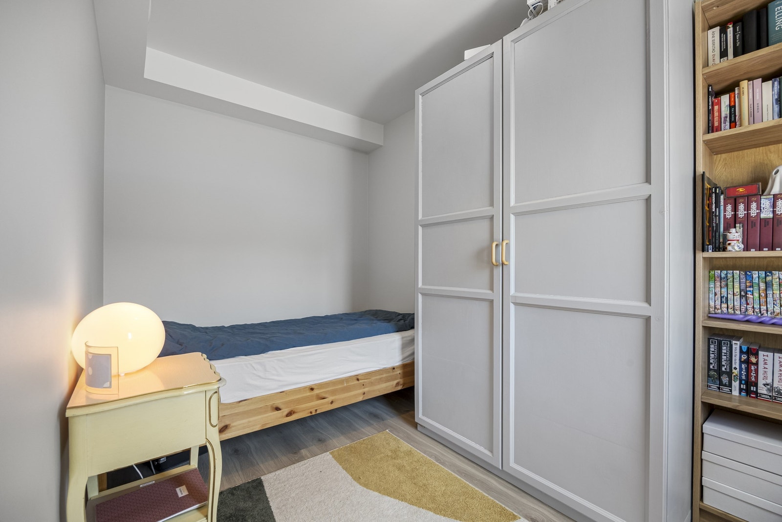 Soverom med plass til seng og garderobeløsning. Galleribilde