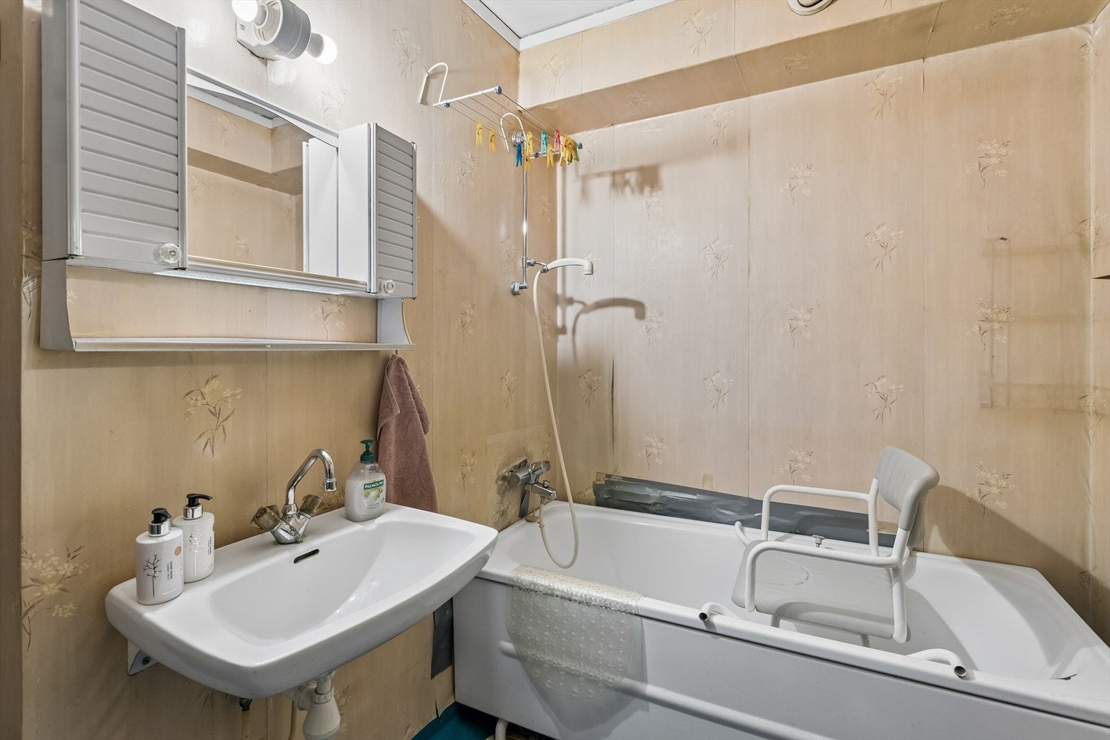Bad fra byggeåret, utstyrt med badekar med dusj og servant. Rommet har mekanisk avtrekk. Galleribilde