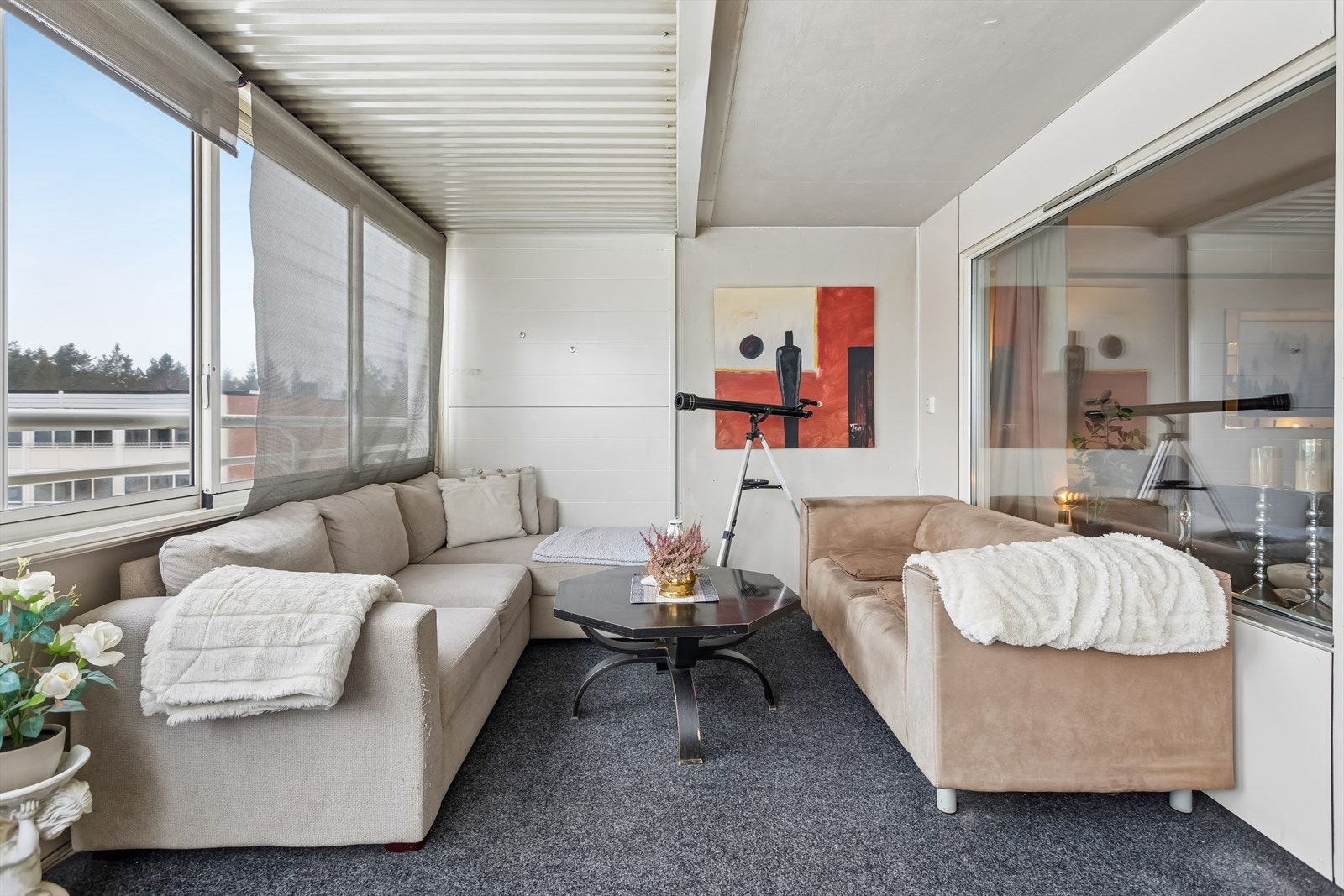 Den store, innglassede balkongen på 18 m² fungerer som et ekstra oppholdsrom. Galleribilde