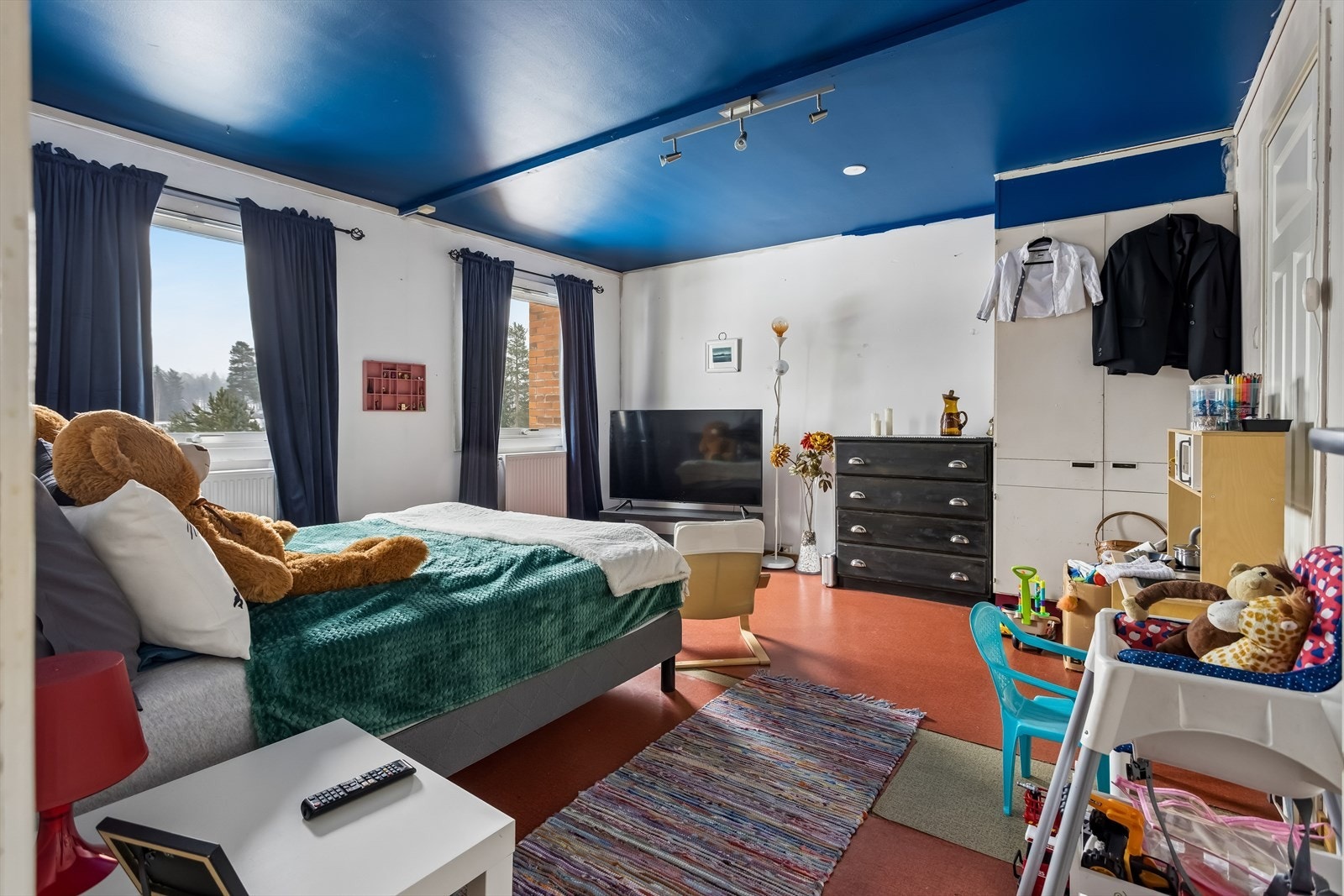 Hovedsoverommet er et resultat av at to opprinnelige soverom er slått sammen. Galleribilde