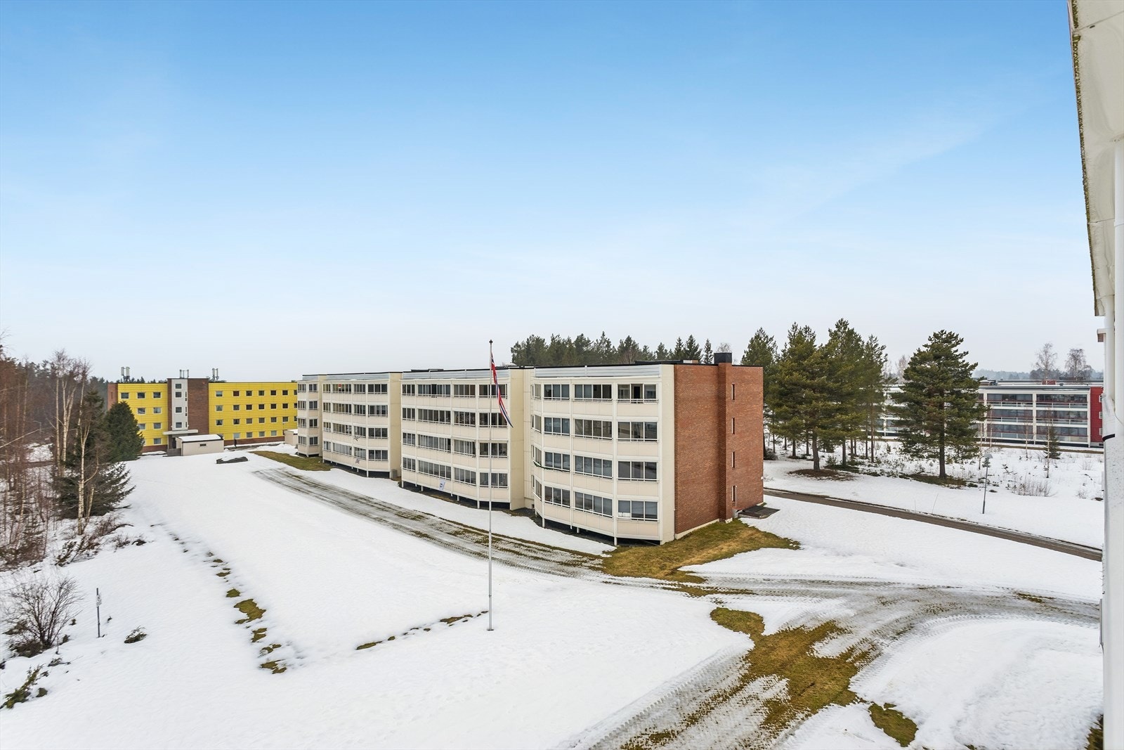 Fra leiligheten er det utsikt over store, grønne fellesområder. Galleribilde