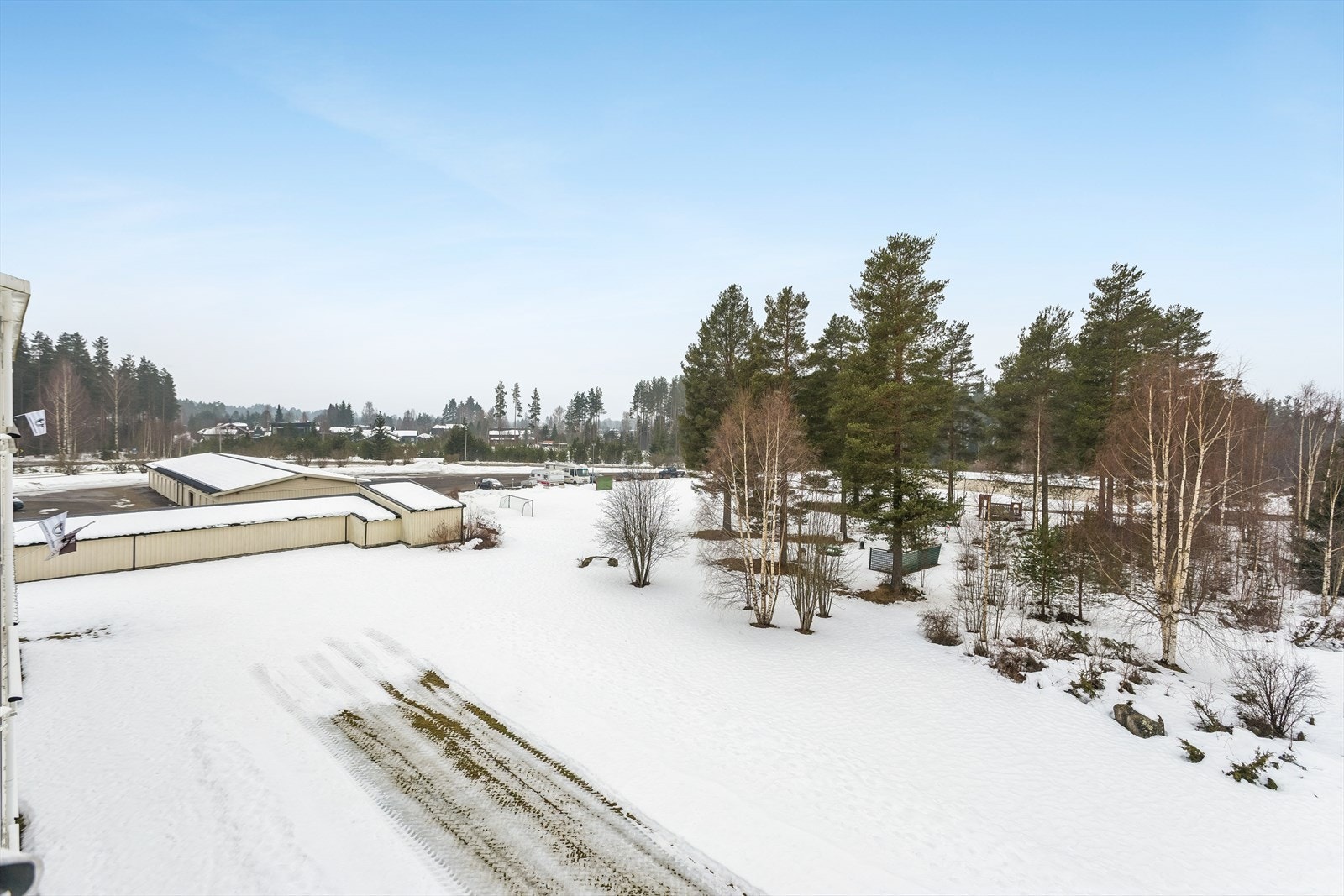 Ball-løkke og lekeapparater på fellesområdet. Umiddelbar nærhet til flotte turområder i skog og mark. Galleribilde