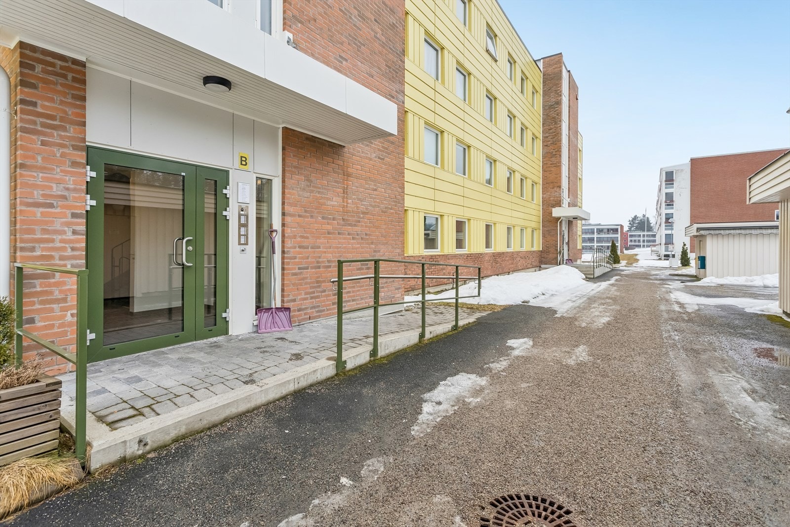 Tomten er opparbeidet med plen, asfalterte stier og fellesarealer. Galleribilde
