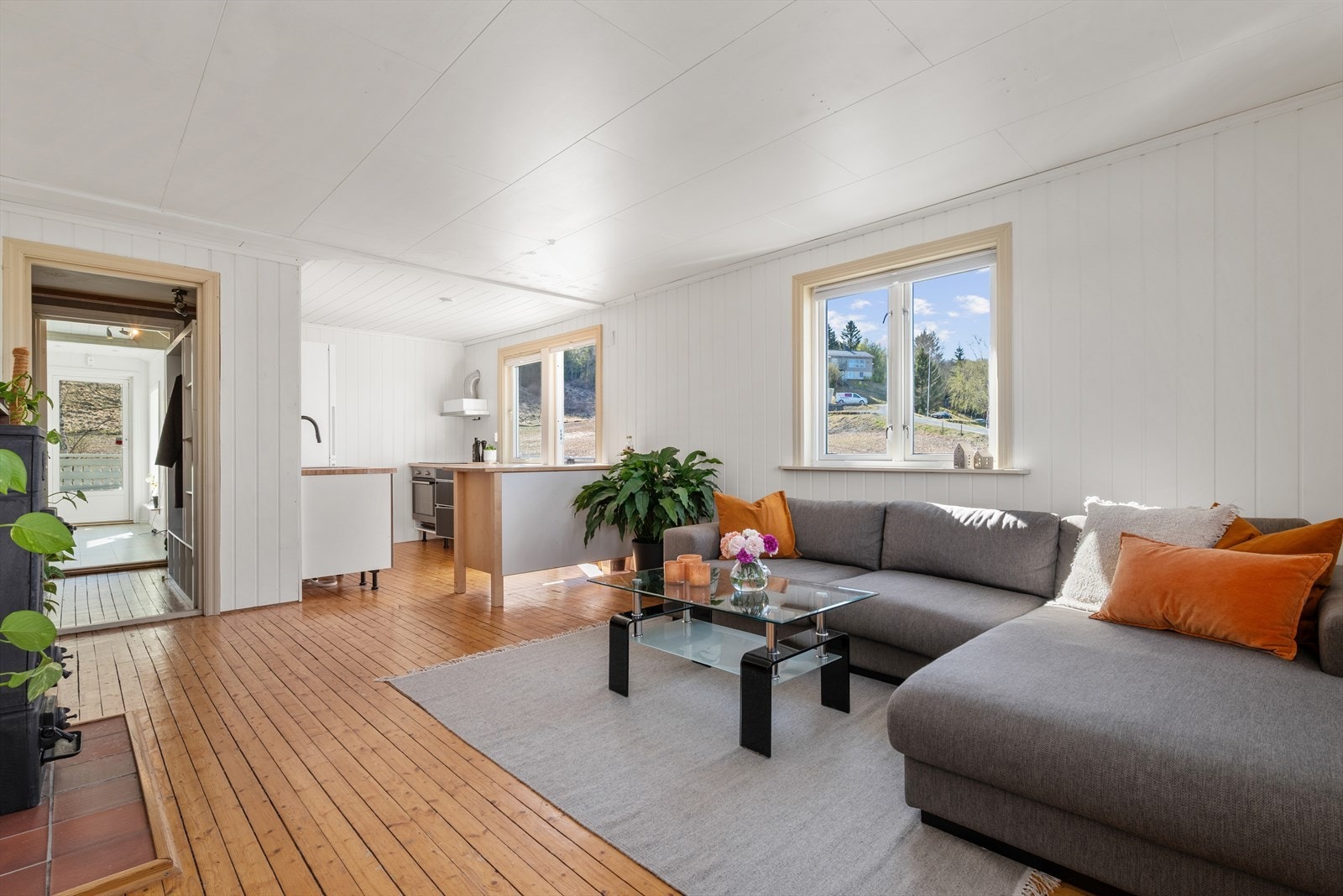 Utleiedelen består av gang, bad, 2 stuer, kjøkken og to soverom. Galleribilde