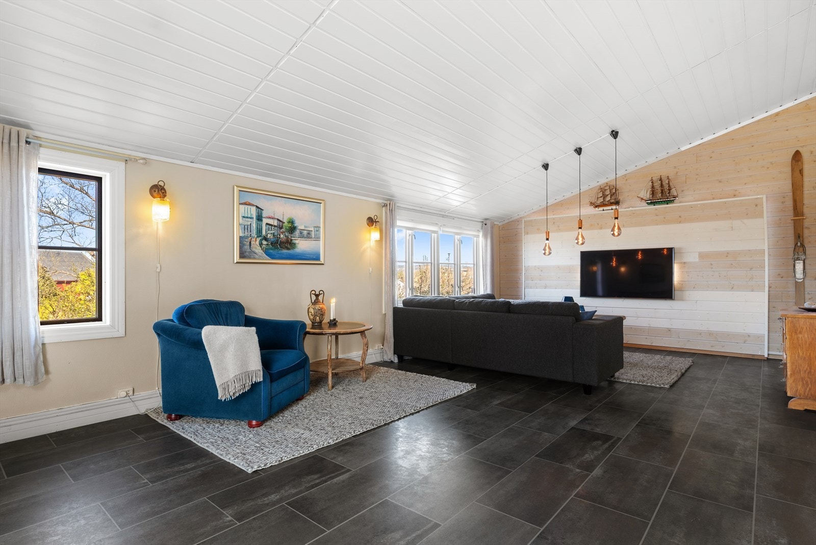 Den nederste delen har skråhimling med ekstra takhøyde, noe som bidrar til en herlig og luftig atmosfære. Galleribilde