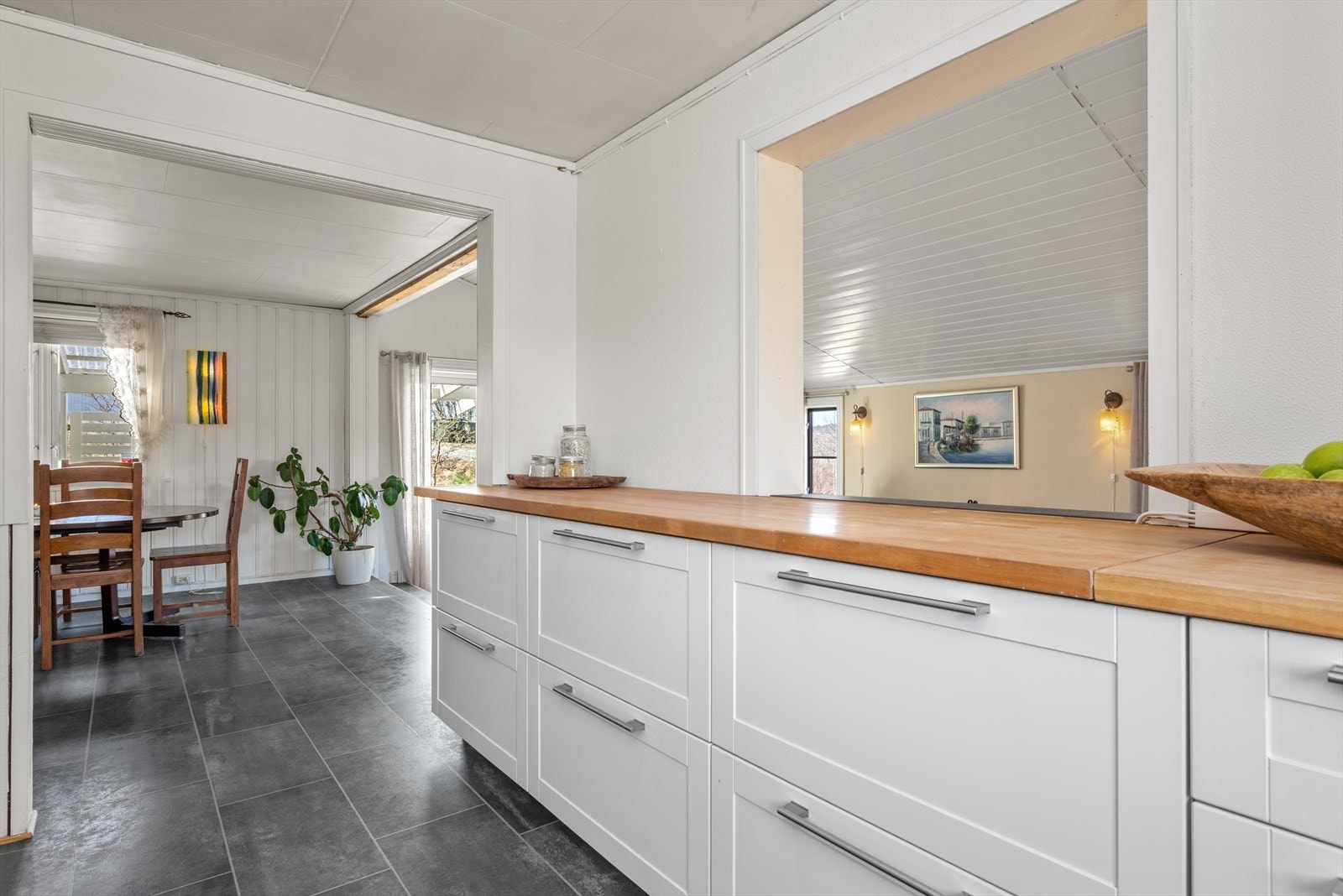 Kjøkkenet har god kontakt med både hovedstuen og spisestuen. Galleribilde