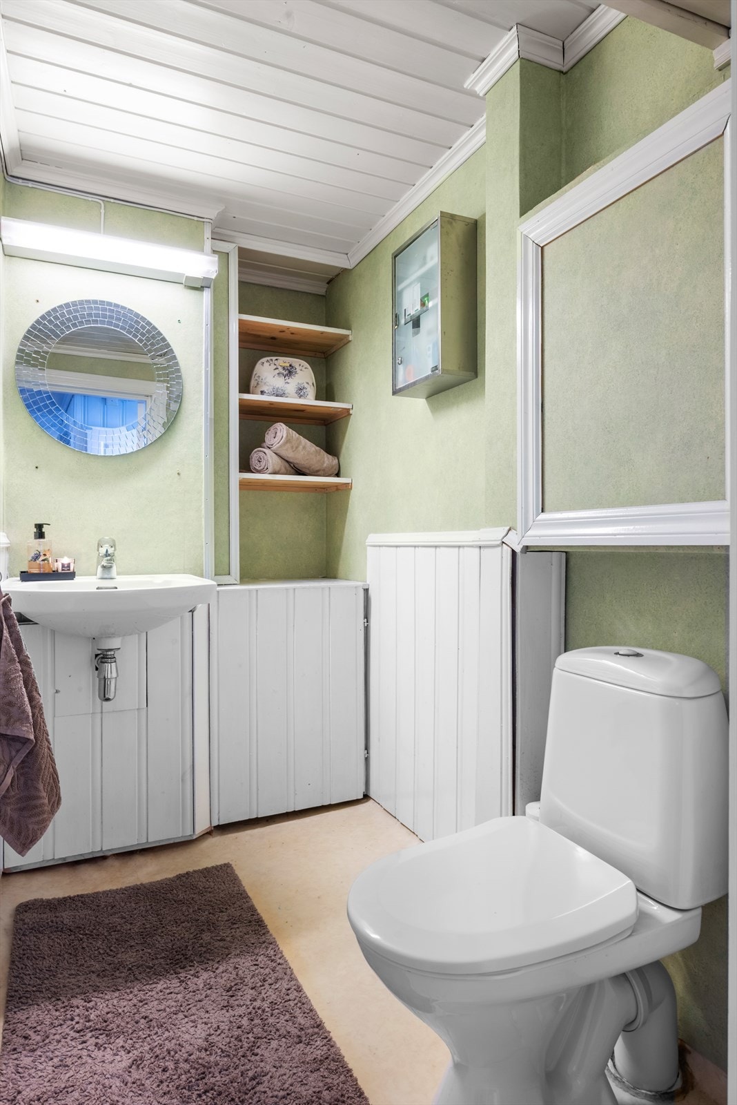 Vegg i vegg med badet har boligen et praktisk gjestetoalett. Galleribilde