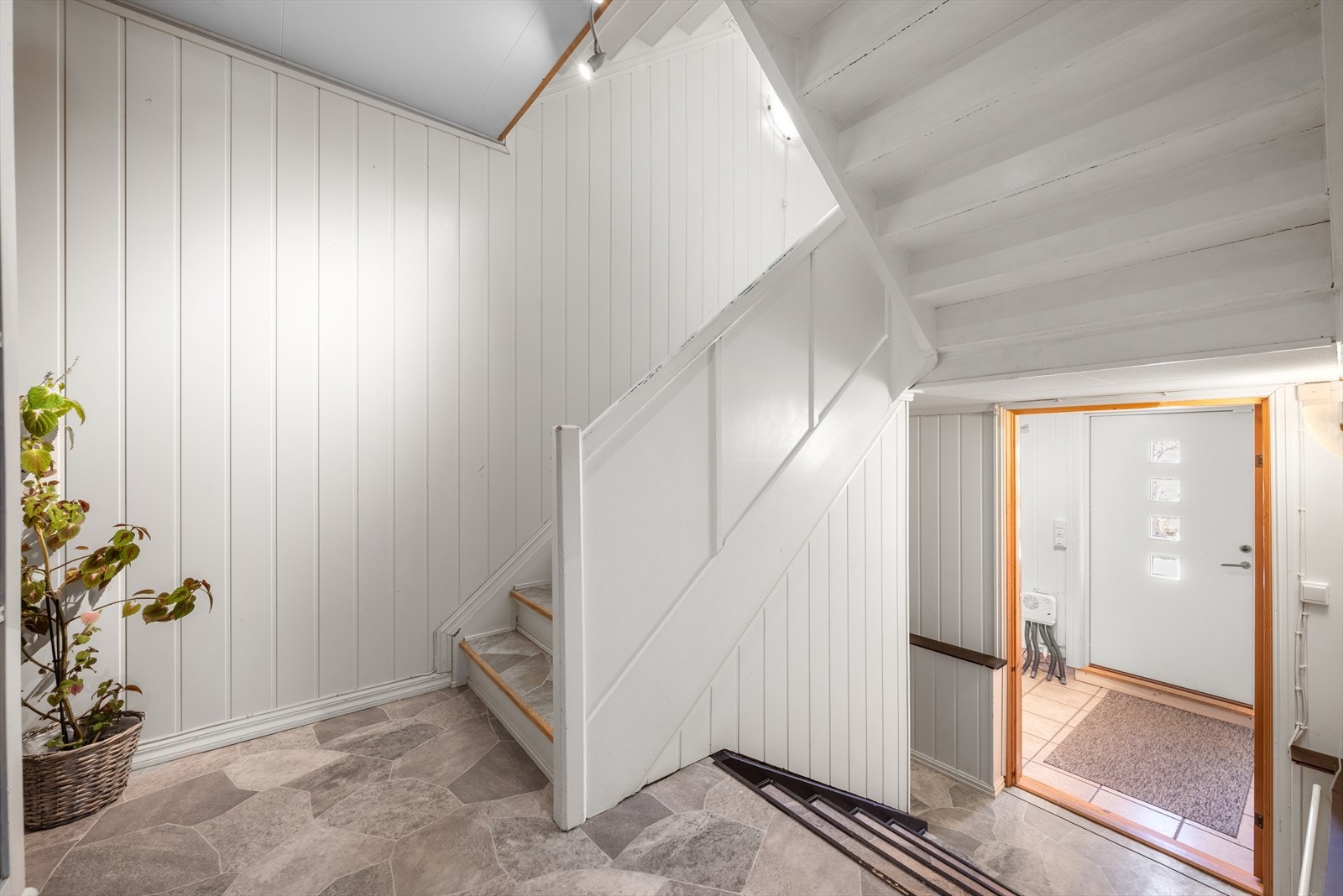 Eneboligen har en utleiedel i 2. etasje, og de to seksjonene deler inngang i 1. etasje. Galleribilde