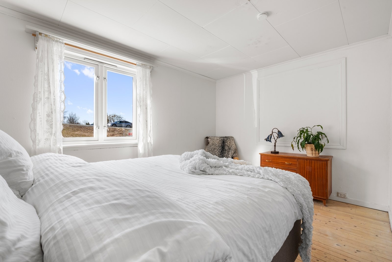 I hoveddelen er tre soverom fordelt med ett i 2. etasje og to i 1. etasje. Galleribilde