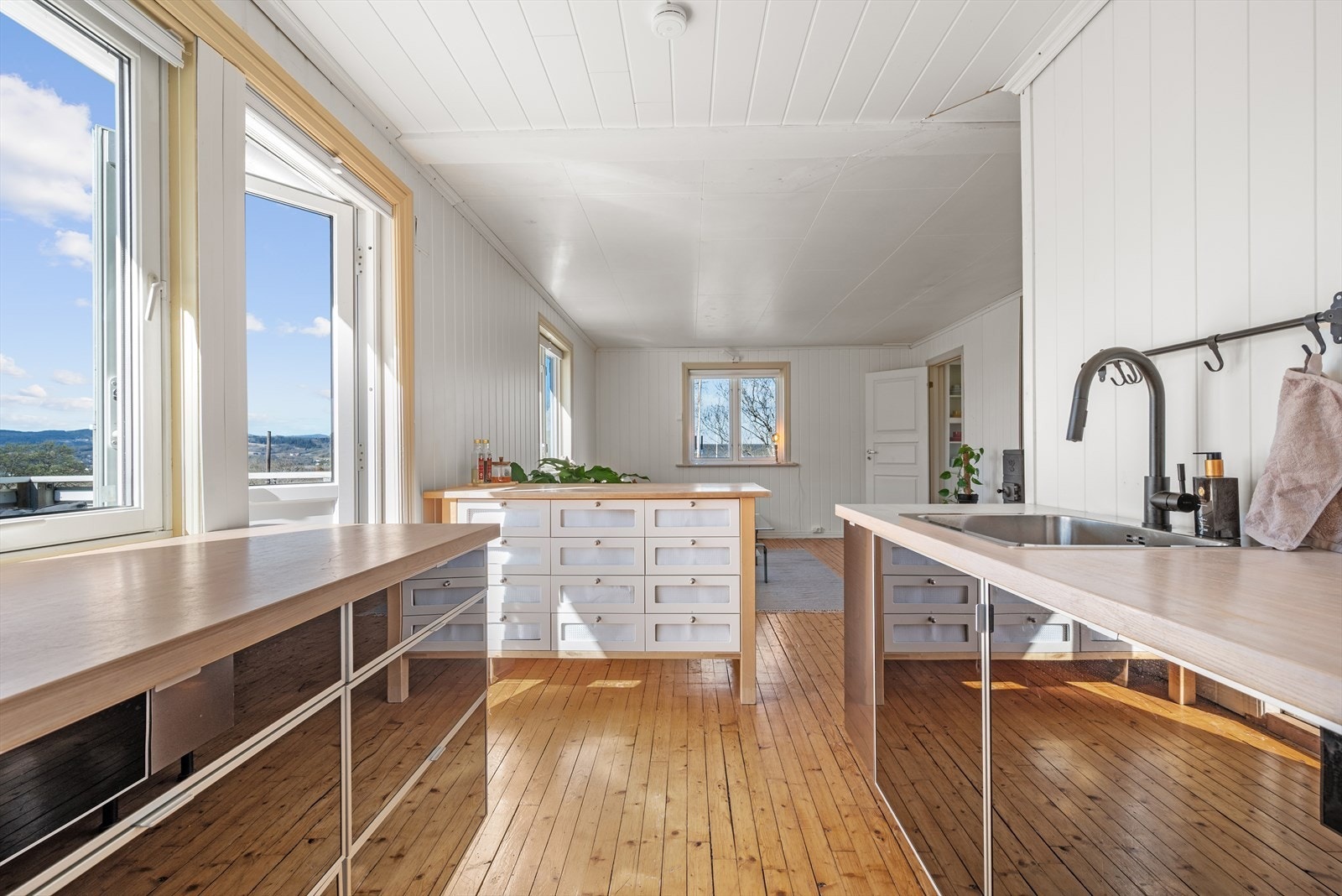 Kjøkkenet har en nyere innredning med platetopp, stekeovn og oppvaskmaskin integrert. Galleribilde