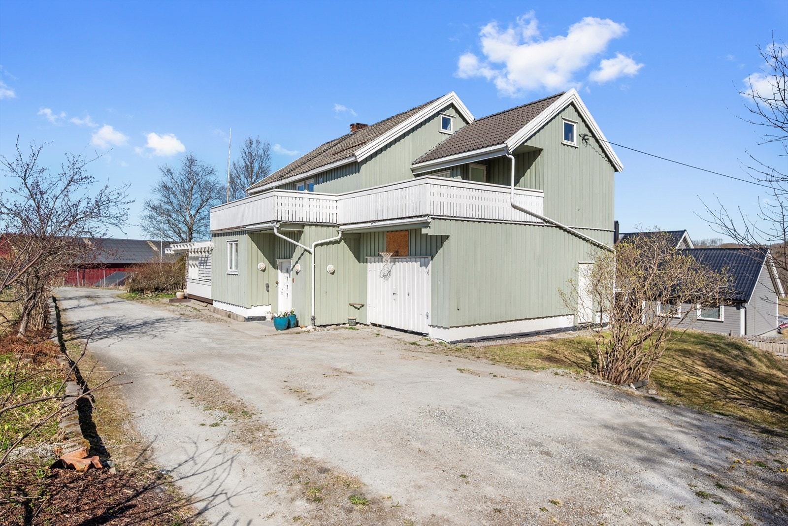 Parkeringen er god; i eller utenfor en romslig garasje som er sammenbygd med huset. I garasjen er det montert elbil-lader. Galleribilde
