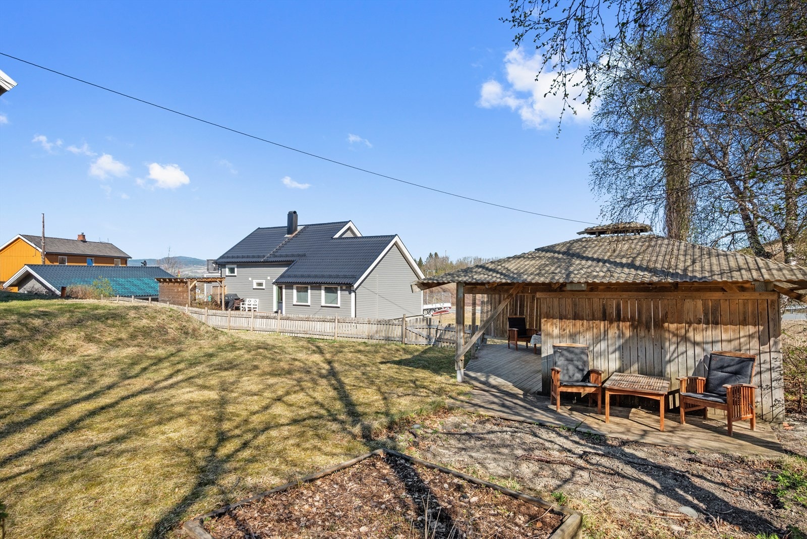 I hagen finner man en flott paviljong med grillplass. Galleribilde