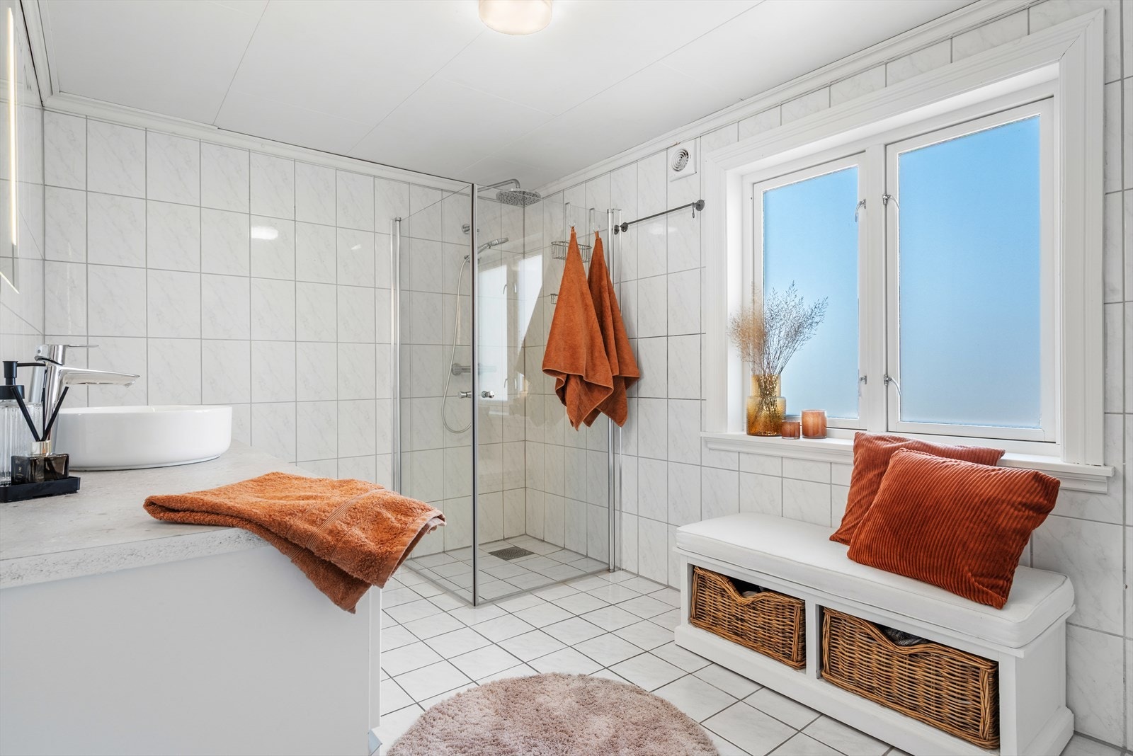 Badet i hoveddelen er helfliset, innredet med gulvvarme, toalett og regnfallsdusj. På badet i 1.etg har det tidligere vært hjørnebadekar, og det mulig å sette inn igjen hvis ønskelig. Galleribilde