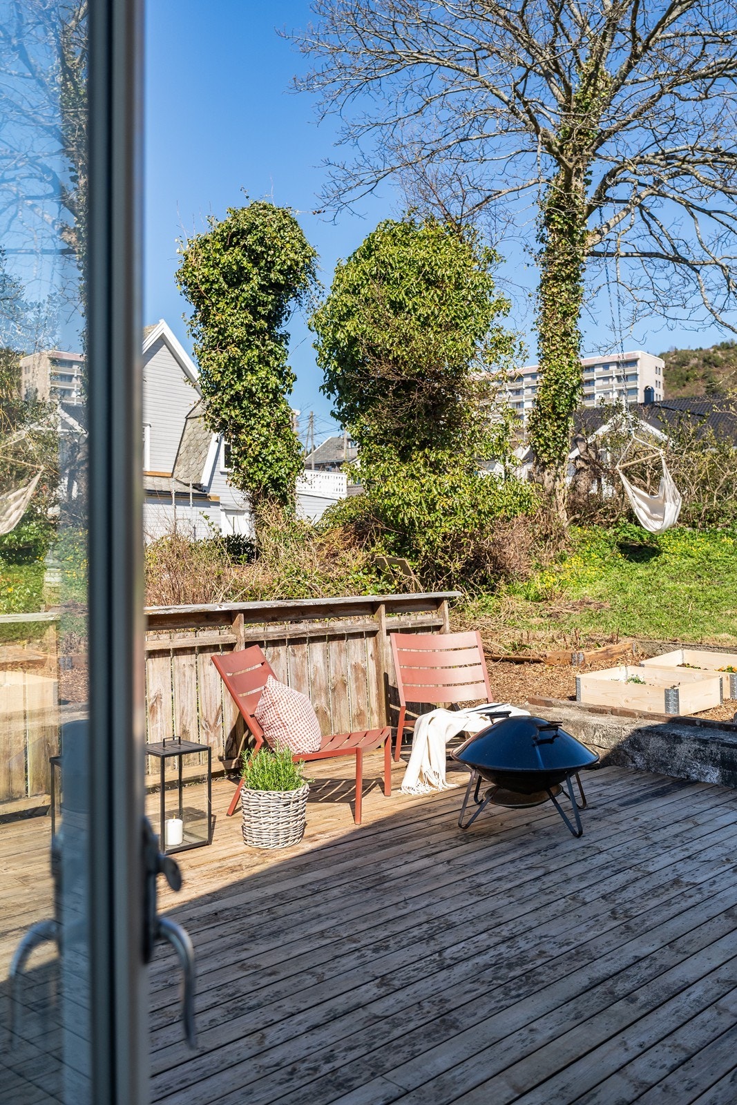 Fra kjøkkenet har du utgang til en stor og herlig terrasse hvor varme sommerdager kan nytes! Galleribilde