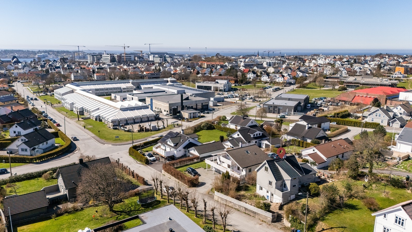 Haugaland Videregående, Vardafjell, Rossabø skole og Lillesund ligger alle innen kort avstand. Galleribilde