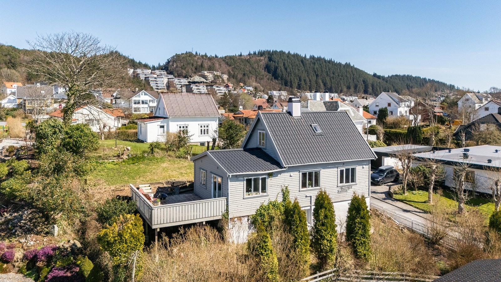 Eiendommen har en stor og solrik hage. Galleribilde