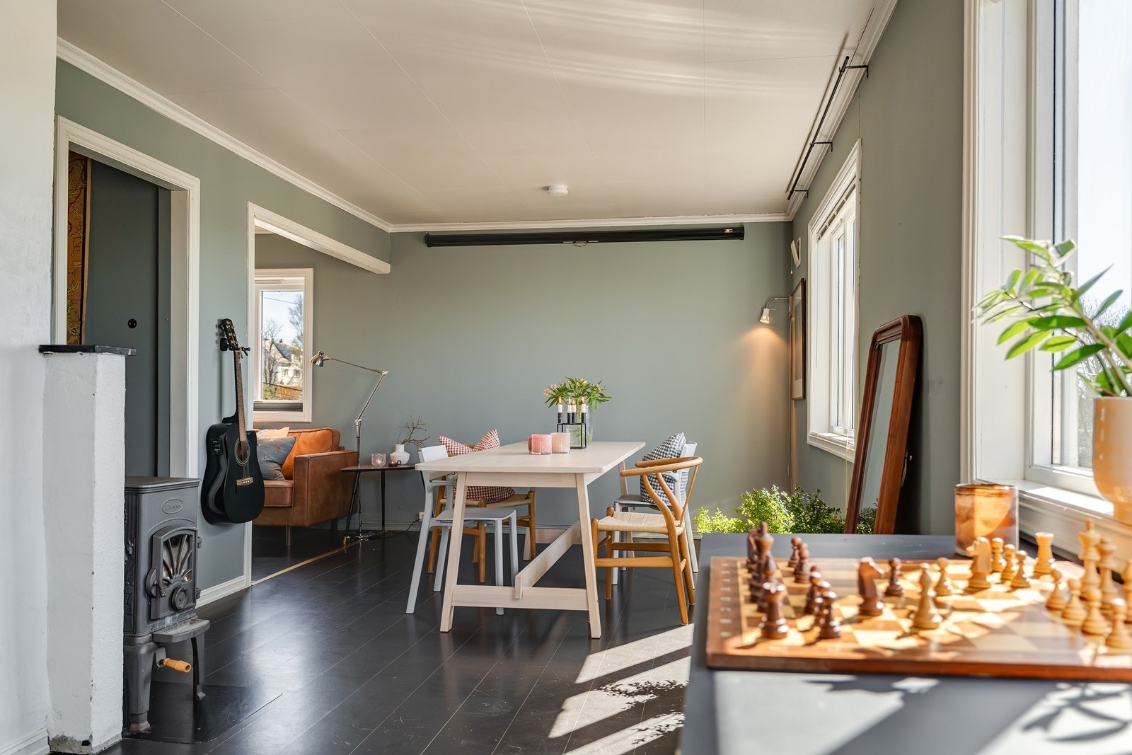 God plass til stor spisebordsgruppe. Galleribilde
