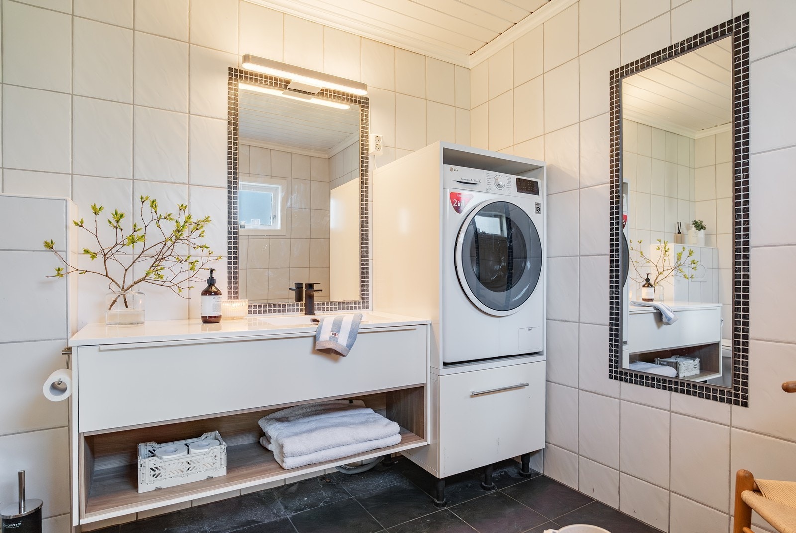 Badet er lekkert helfliset og har varmekabler i gulv. Galleribilde