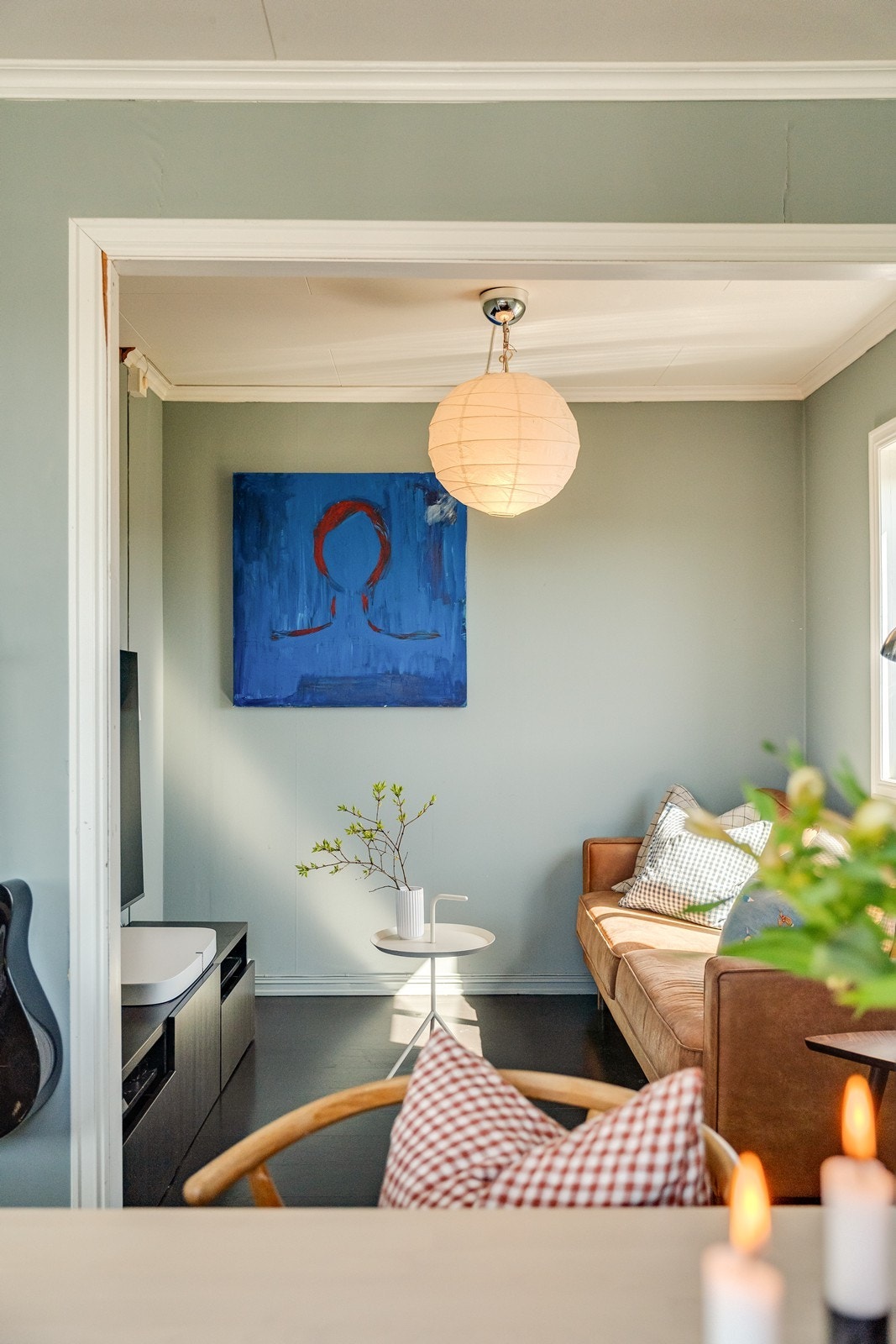 Rommet er malt i en delikat farge som skaper en lun stemning. Galleribilde