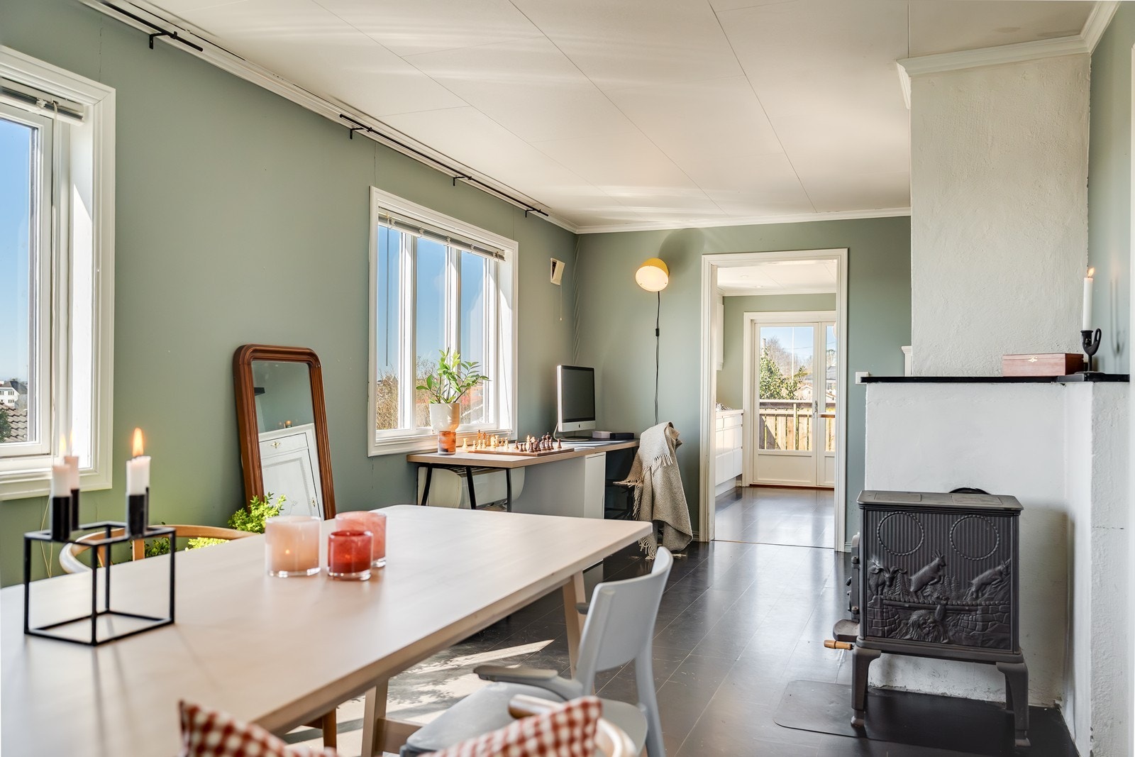 Store vindusflater sørger for rikelig med lysinnslipp og skaper en luftig atmosfære. Galleribilde