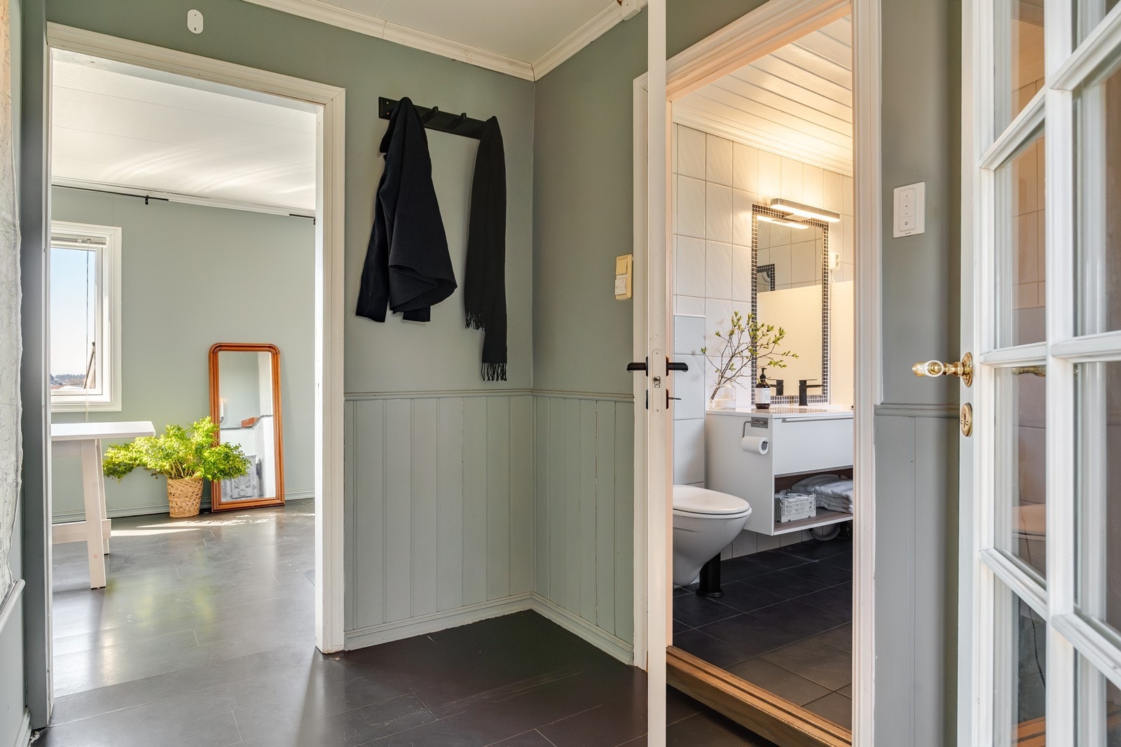 Stor og romslig entrè med plass til oppbevaring av sko og yttertøy i ønsket oppbevaringsmøblement. Galleribilde