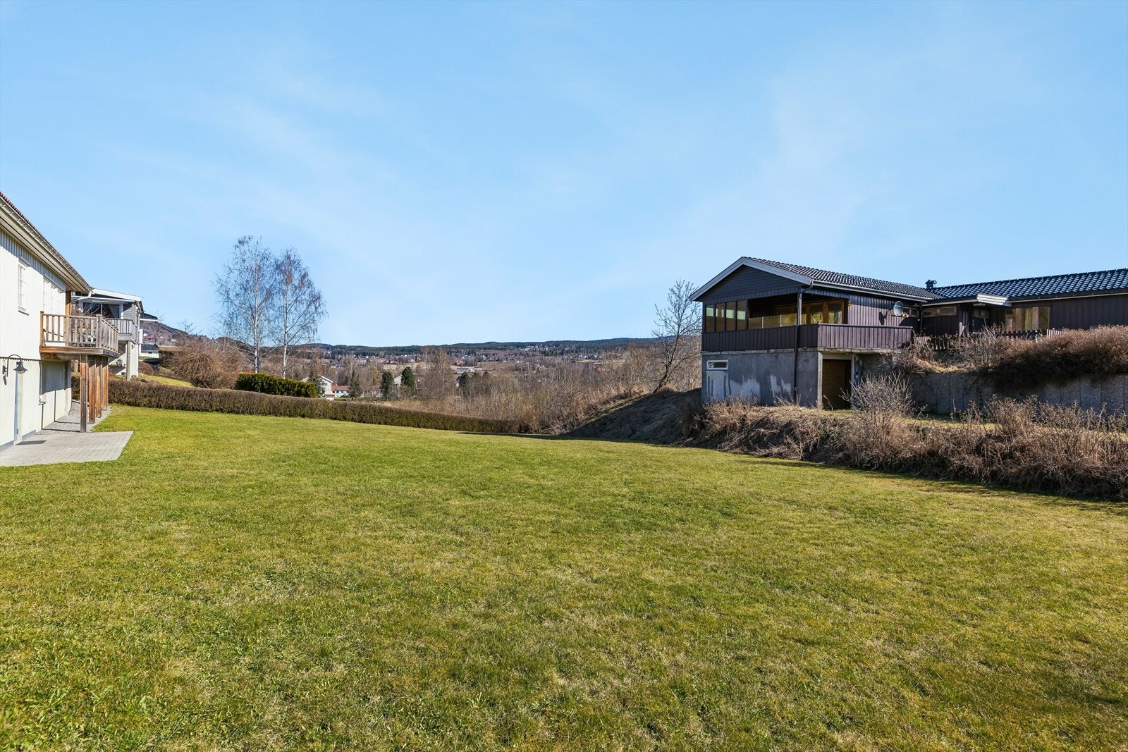 Den store hagen gir rikelig med plass for lek, hagearbeid og utendørsaktiviteter for hele familien. Galleribilde