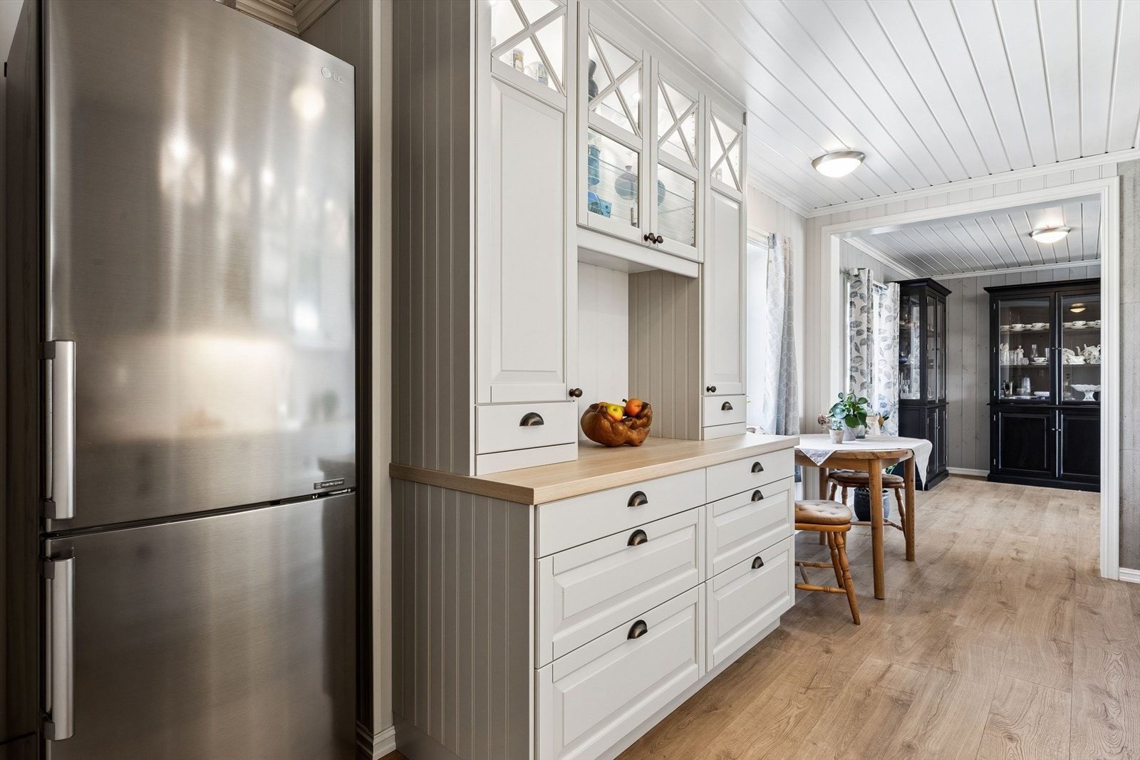 Kjøkkenet har rikelig med skap- og benkeplass. Galleribilde