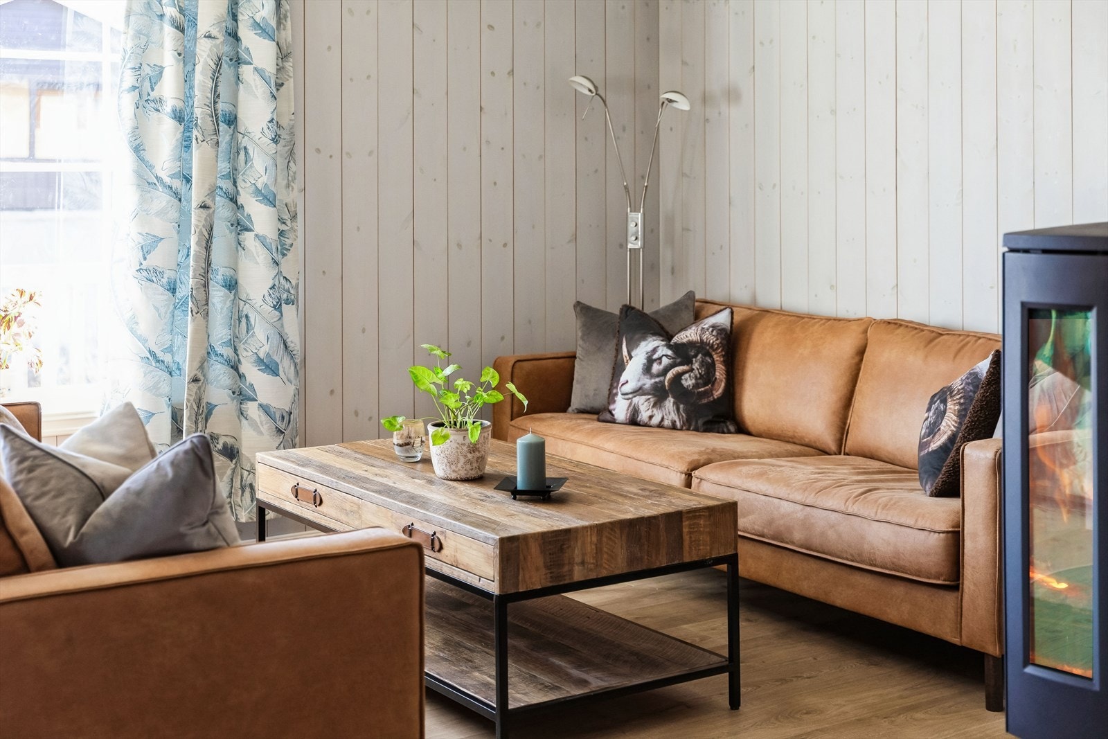 Her er det lett å finne roen foran peisovnen. Galleribilde
