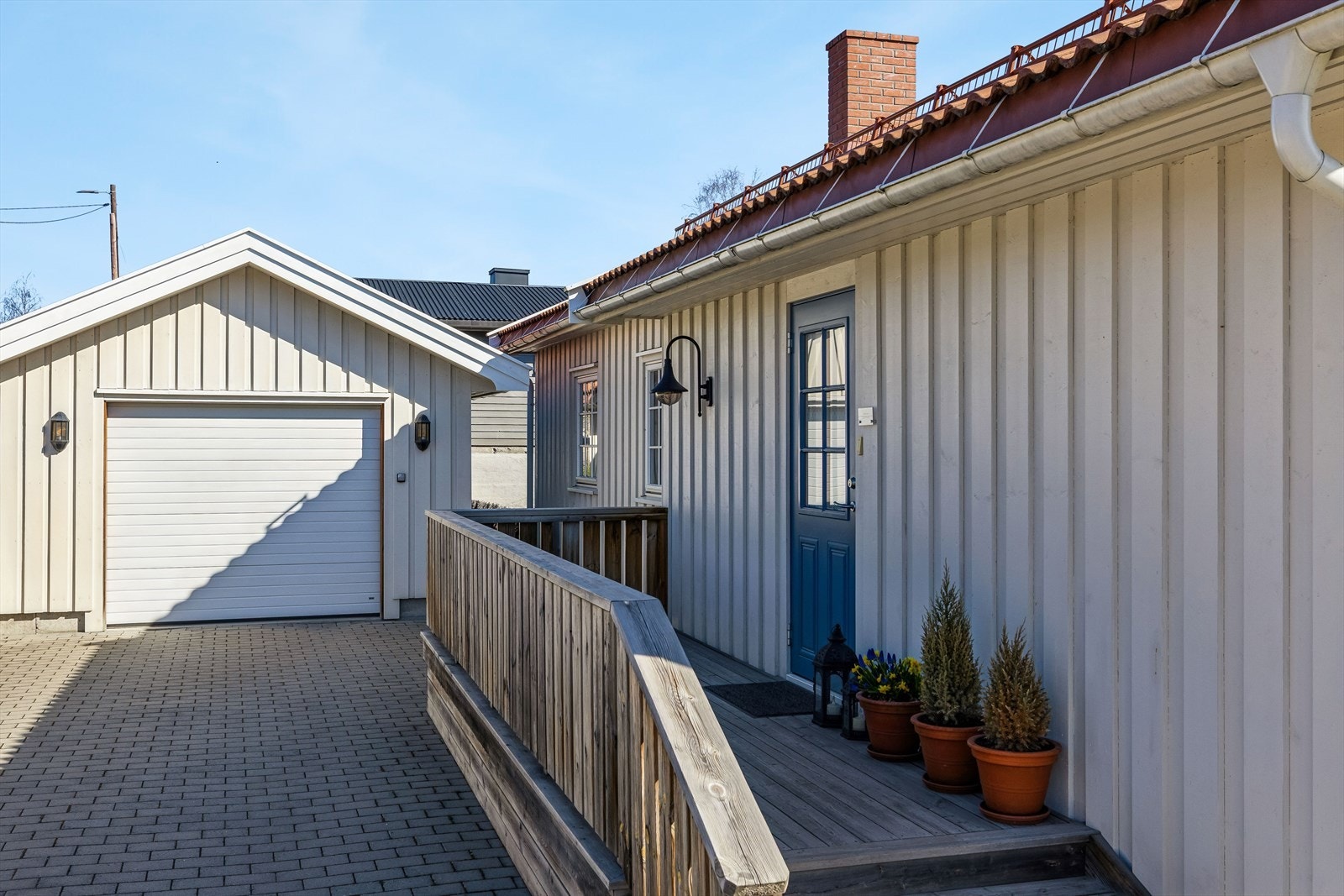 Eiendommen ligger i et etablert og rolig boligområde med lite gjennomgangstrafikk, men med gangavstand til sentrum, skoler og barnehager. Galleribilde