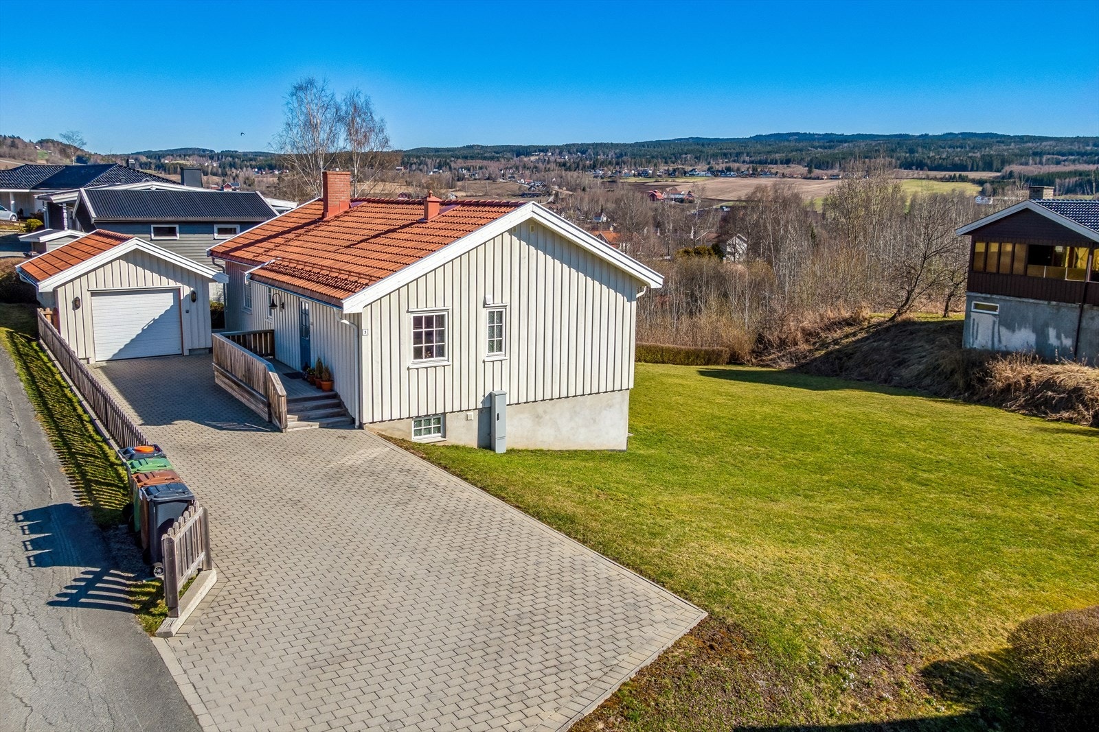 Øverlia 3 er en pen og innholdsrik enebolig på en romslig, solrik tomt. Her venter steinlagt gårdsplass og egen garasje. Galleribilde