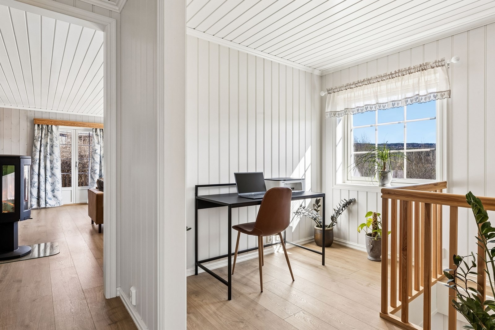 Hjemmekontorplassen har utsikt og godt med dagslys fra vinduet. Dette rommet har tidligere vært et tredje soverom. Galleribilde