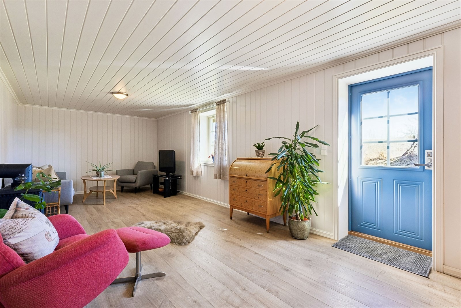 Underetasjen har egen inngang, noe som gir fleksible bruksmuligheter. Galleribilde